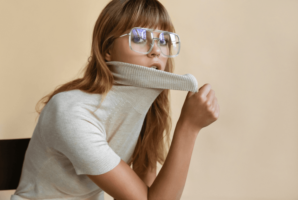 Femme portant des lunettes optiques modernes illustrant les collections disponibles chez Optik Plérin