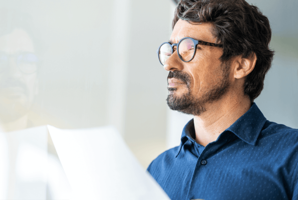 Homme avec lunettes regardant au loin – question sur l'adaptation visuelle progressive